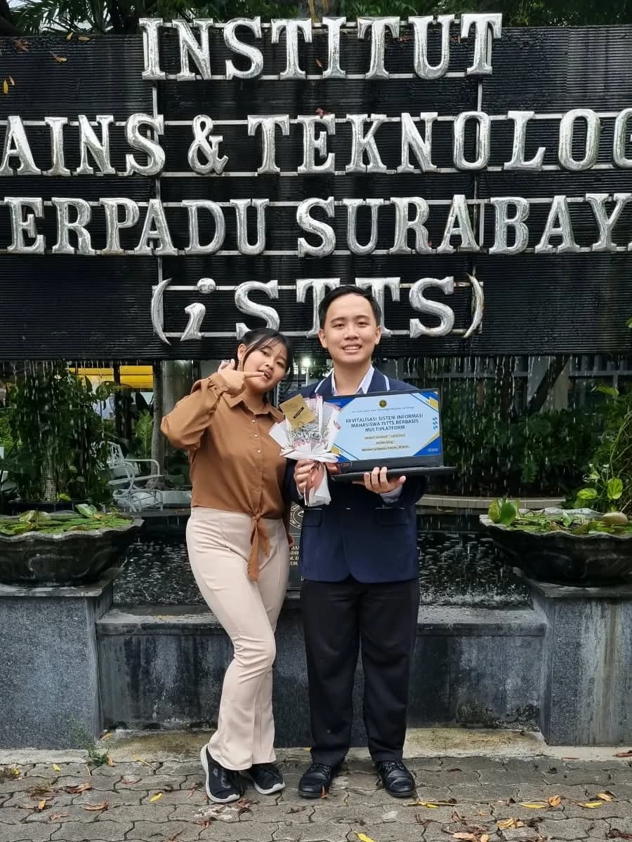 akhirnya lulus jugaa, makasih udah nemenin dari SMA sampe sini